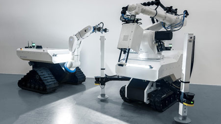 Zwei Roboter für Bauarbeiten der Firma Baubot.