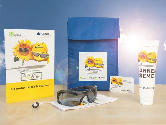 Zusammenstellung des UV-Schutz-Pakets: Sonnencreme, Sonnenbrille mit Beutel, UV-Check-Karte und Informationsmaterial zum UV-Schutz.