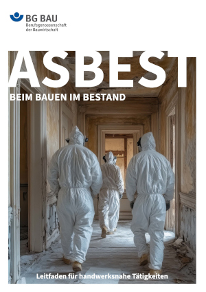 Titelbild des Leifadens „Asbest“ der BG BAU: Drei Personen in Schutzanzügen laufen durch ein Gebäude, in dem Asbest verbaut wurde.