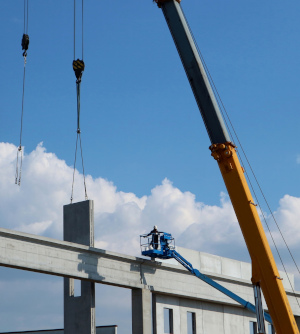 Eine Hubarbeitsbühne im Baustelleneinsatz.