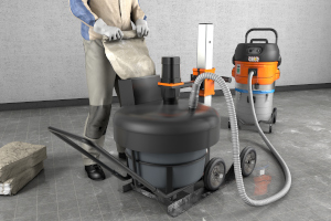 Eine Person beim Anmischen eines Produktes mithilfes einer mobilen Mischstation mit Transportwagen. Die mobile Mischstation ist mit einem Bau-Entstauber der M-Klasse verbunden.