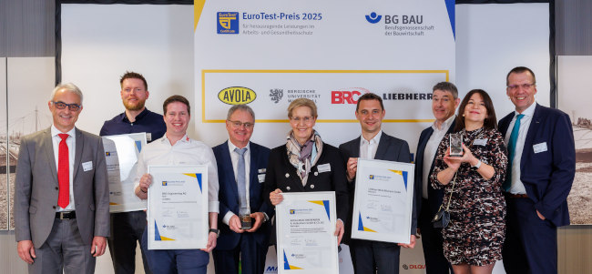 v.l.n.r.:  Hans-Jürgen Wellnhofer (kommissarischer Leiter der Hauptabteilung Prävention der BG BAU), Robin Becker (Bergische Universität Wuppertal), Roland Pfister (BRC Engineering AG), Dirk Strauch und Barbara Volkenborn-Gehrmann (AVOLA Maschinenfabrik A. Volkenborn GmbH & Co. KG), Dr. Tobias Englert und Werner Seifried (Liebherr-Werk Biberach GmbH), Ute Schneider (Leitung DGUV Prüfzentrum Fachbereich Bauwesen), Prof. Frank Werner (stellvertretender Leiter der Hauptabteilung Prävention der BG BAU)
