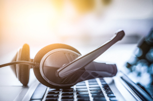 Ein Headset liegt auf einer Laptoptastatur.