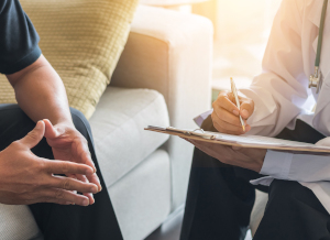 Ein Arzt unterhält sich mit einem Patienten.