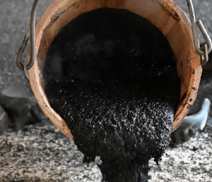 Titelbild der Branchenlösung Bitumen beim Heißeinbau von Gussasphalt.