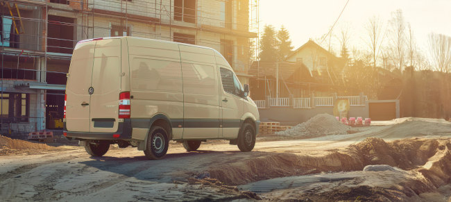 Fahrspuren eines Transporters auf einer Baustelle.