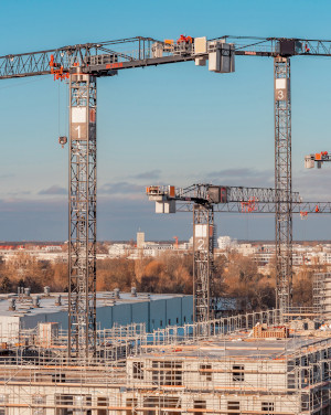 Baustelle Insel Gartenfeld (Berlin) mit Rohbau, Schutzgerüsten und Kränen.