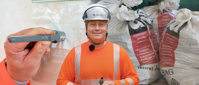 Bildcollage: Aufsichtsperson der BG BAU, Asbestbeprobung mit dem Stanzverfahren sowie Asbest-Säcke.