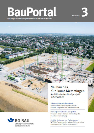 Titelbild der BauPortal 3/2025, das die Baustelle des Klinikums Memmingen als Drohnenbild von oben zeigt.