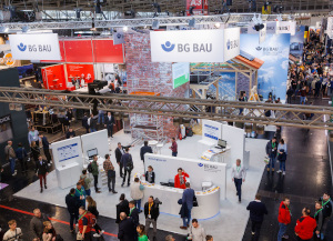 Der Messestand der BG BAU mit zahlreichen Besuchenden auf der Messe BAU vom 13.-17.01.2025 in München.
