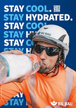 Ein Bauarbeiter mit Sonnenbrille, in langärmliger Funktionskleidung und einem Schutzhelm mit der Aufschrift BG BAU trinkt aus einer Wasserflasche.