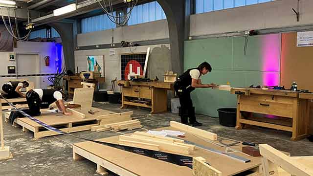 Junge Zimmerermeister während des Wettbewerbs.