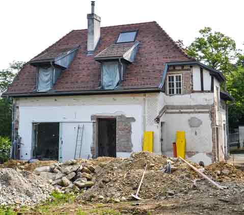 Ein Einfamilienhaus wird saniert und umgebaut.