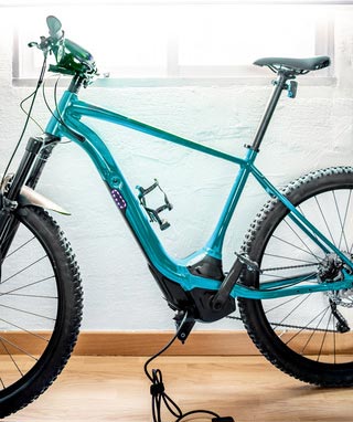 E-Bike-Akku lädt an einer Ladestation.