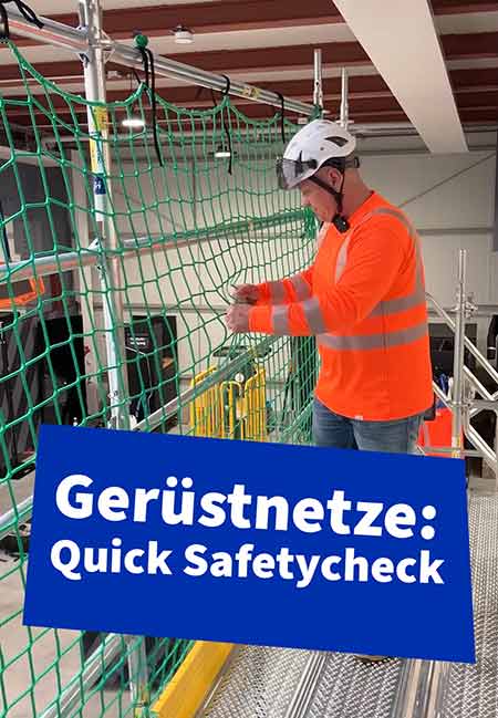 Aufsichtsperson Denny netzt eine Lichtkuppel ab.